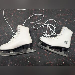 Women's size 5 figure skates